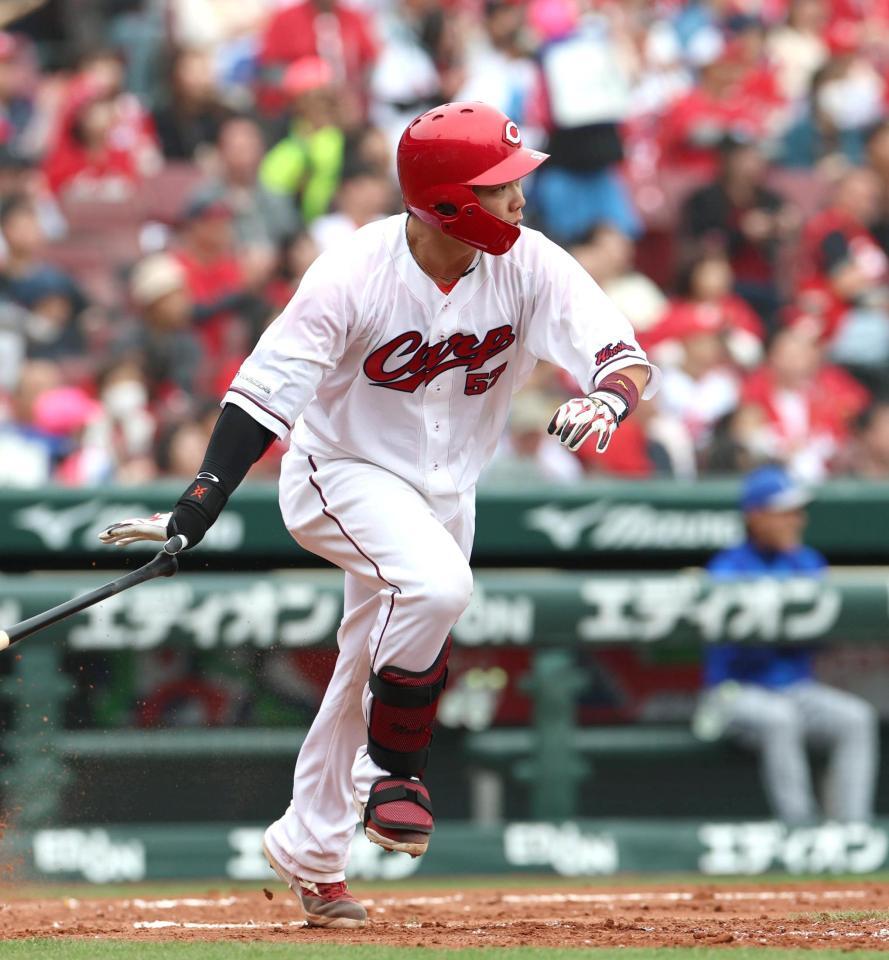 ７回、中前打を放つ持丸（撮影・北村雅宏）