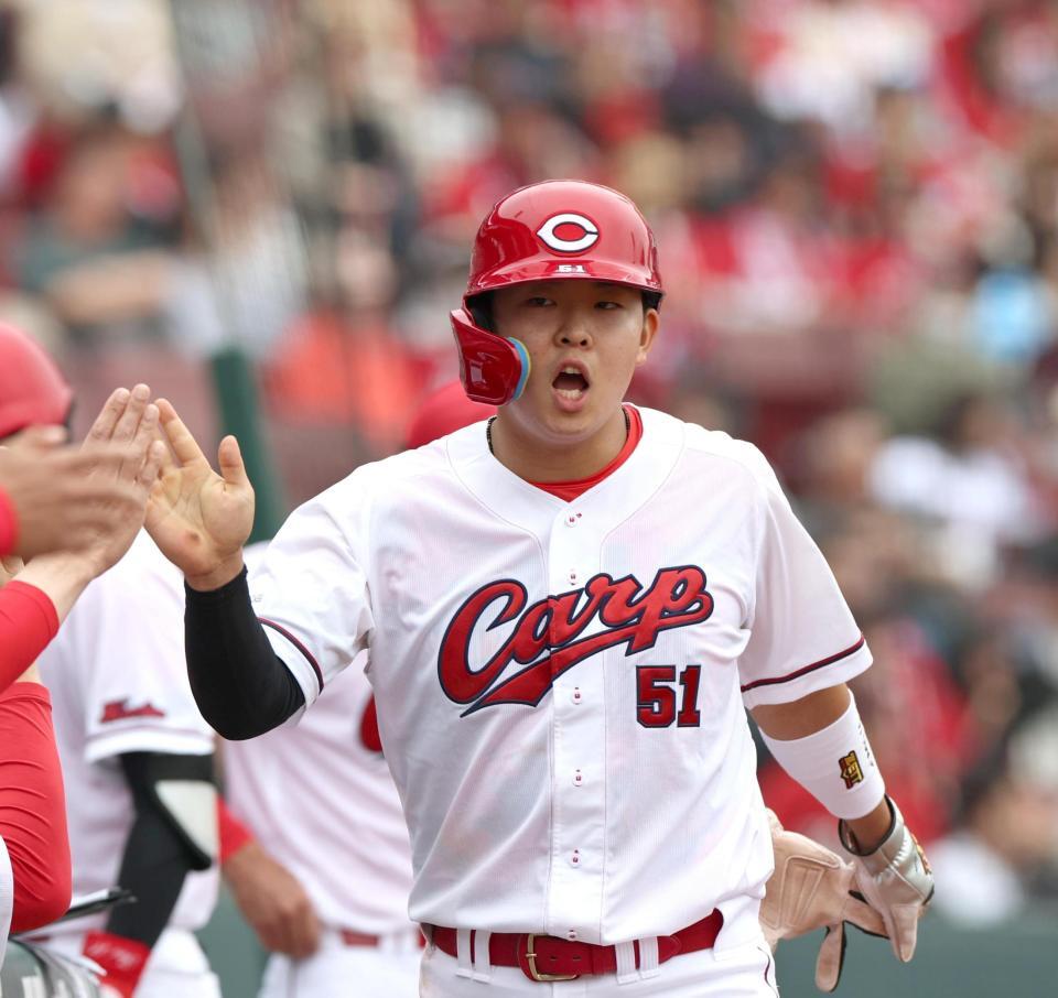 ６回、中前打を放ち、ベンチ前でタッチを交わす平川（撮影・北村雅宏）