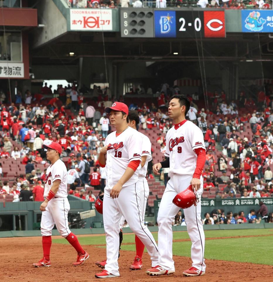 ＤｅＮＡに３タテを喫し、引き揚げる床田（中央左）と秋山（同右）＝撮影・北村雅宏