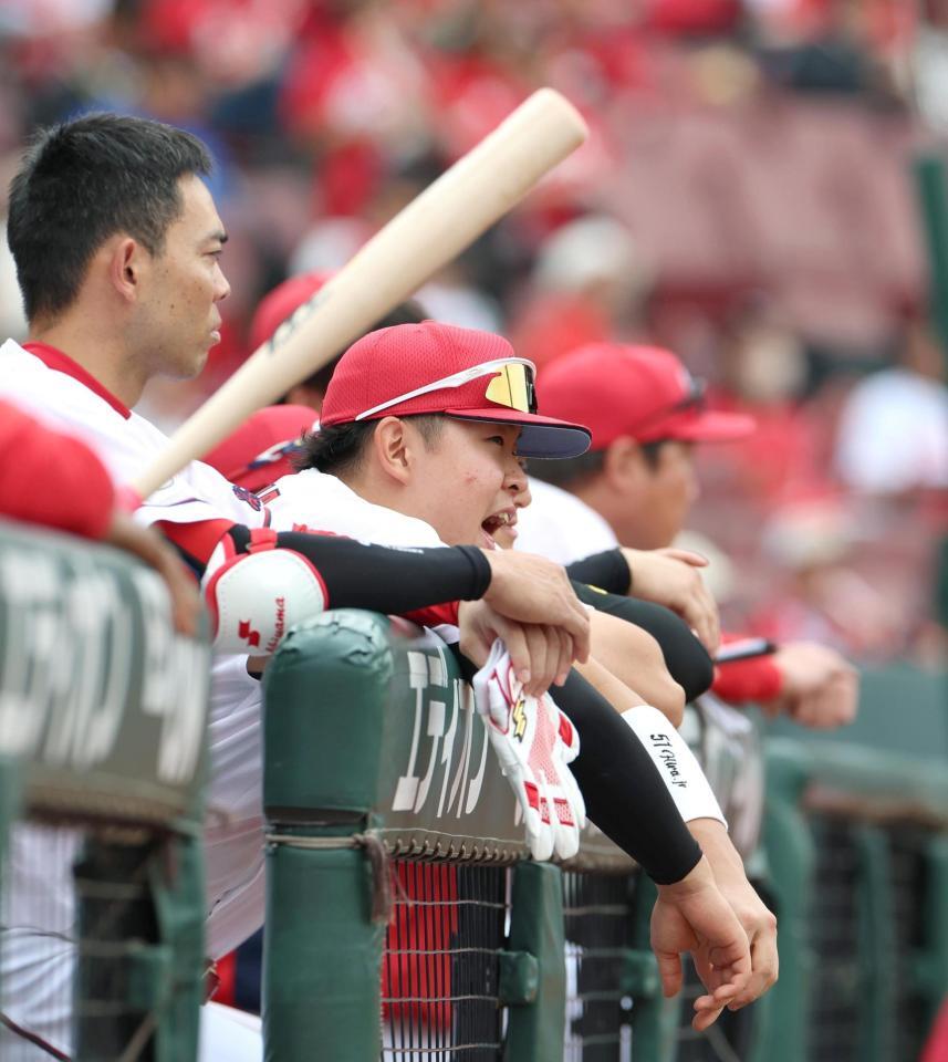 ８回攻撃中、ベンチで声を出す平川（中央）＝撮影・北村雅宏