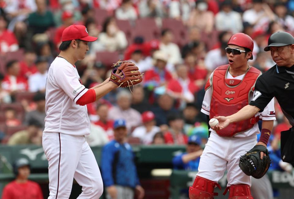 ３回、ヒュンメルに先制となる犠飛を浴びた床田（左）と捕手・持丸（撮影・北村雅宏）