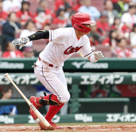 ６回、中前打を放つ平川（撮影・北村雅宏）