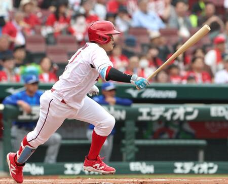 １回、中前打を放つ小園（撮影・北村雅宏）