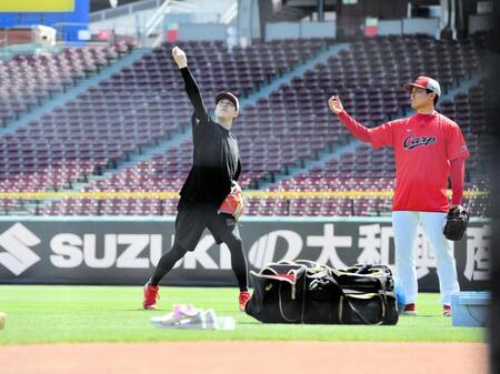 栗林良吏から変化球の助言を受ける森下暢仁(撮影・畠山賢大）