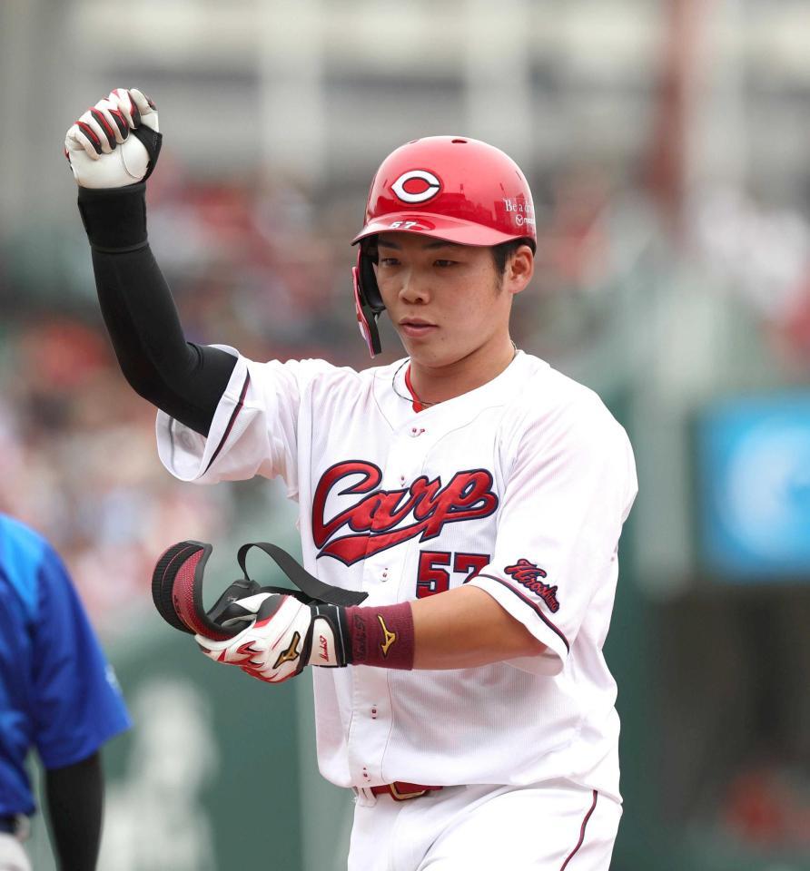 ７回、中前打を放ち、拳を握る持丸（撮影・北村雅宏）