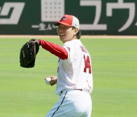 笑顔でキャッチボールをする大瀬良（撮影・市尻達拡）　