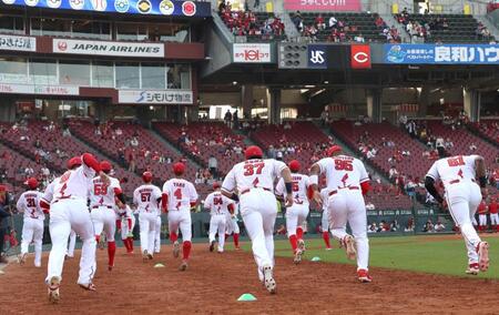 ピカチュウのシルエットがデザインされたユニホームを着用してウオーミングアップする広島ナイン（撮影・北村雅宏）