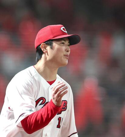 ７回、ヤクルト打線を三者凡退に抑え、野手陣を迎える森下（撮影・北村雅宏）