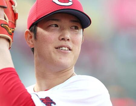 １回攻撃中、白い歯を見せながらキャッチボールする森下（撮影・北村雅宏）