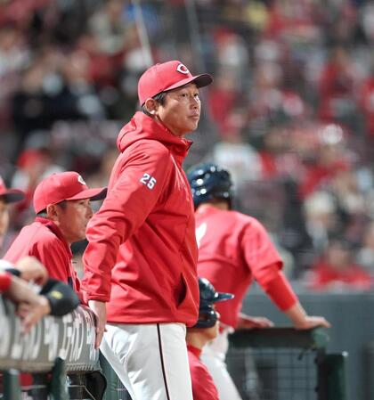 ６回、勝田の一塁アウト判定に、リクエストする新井監督（撮影・北村雅宏）