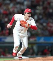 ７回、橋本の放った一ゴロのベースカバーに走る森下（撮影・北村雅宏）