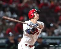 ４回、犠飛を放つ野間（撮影・北村雅宏）