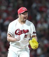 最後を締めた中崎は拳を握る（撮影・北村雅宏）