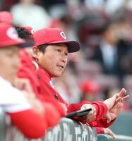 ２回の攻撃をベンチから見る新井監督（撮影・北村雅宏）