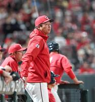 ６回、勝田の一塁アウト判定に、リクエストする新井監督（撮影・北村雅宏）