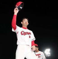 チームが勝利し、ファンの声援に応える秋山（撮影・北村雅宏）