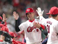 ４回、先制となる適時打を放ち、ナインとタッチを交わす秋山（中央）＝撮影・北村雅宏