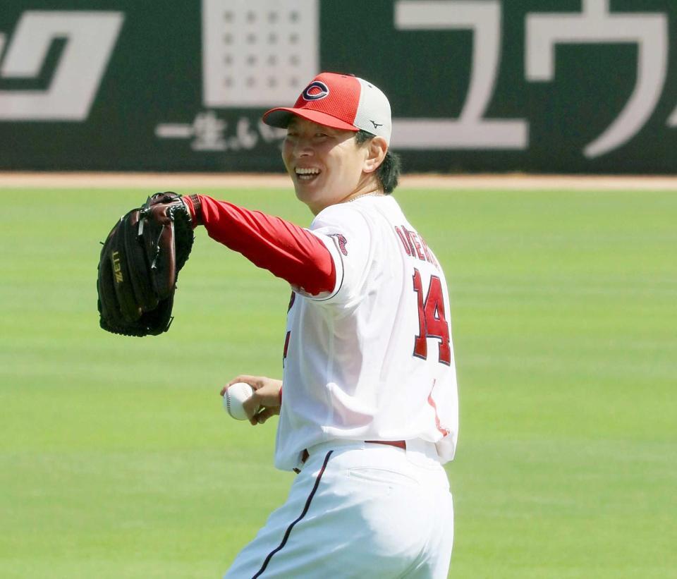 笑顔でキャッチボールをする大瀬良（撮影・市尻達拡）　