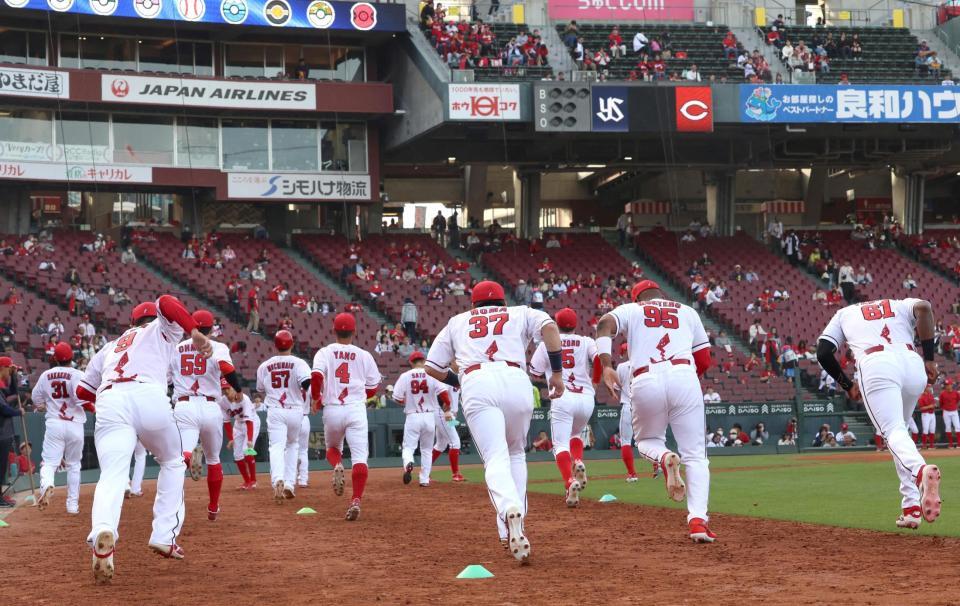 ピカチュウのシルエットがデザインされたユニホームを着用してウオーミングアップする広島ナイン（撮影・北村雅宏）