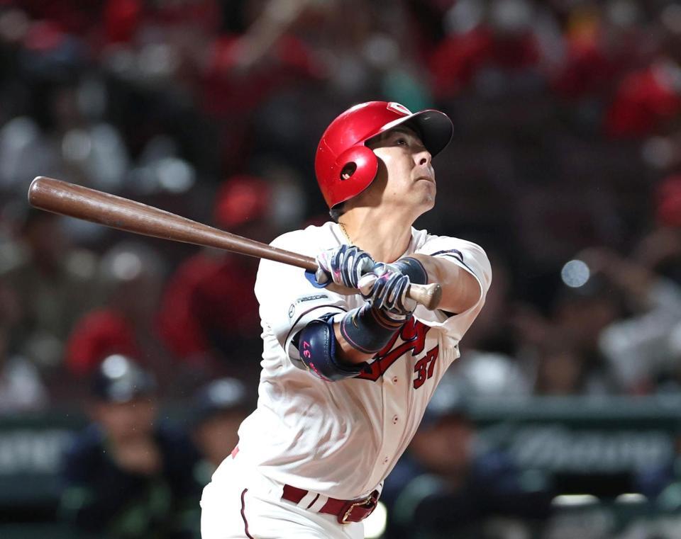 ４回、犠飛を放つ野間（撮影・北村雅宏）