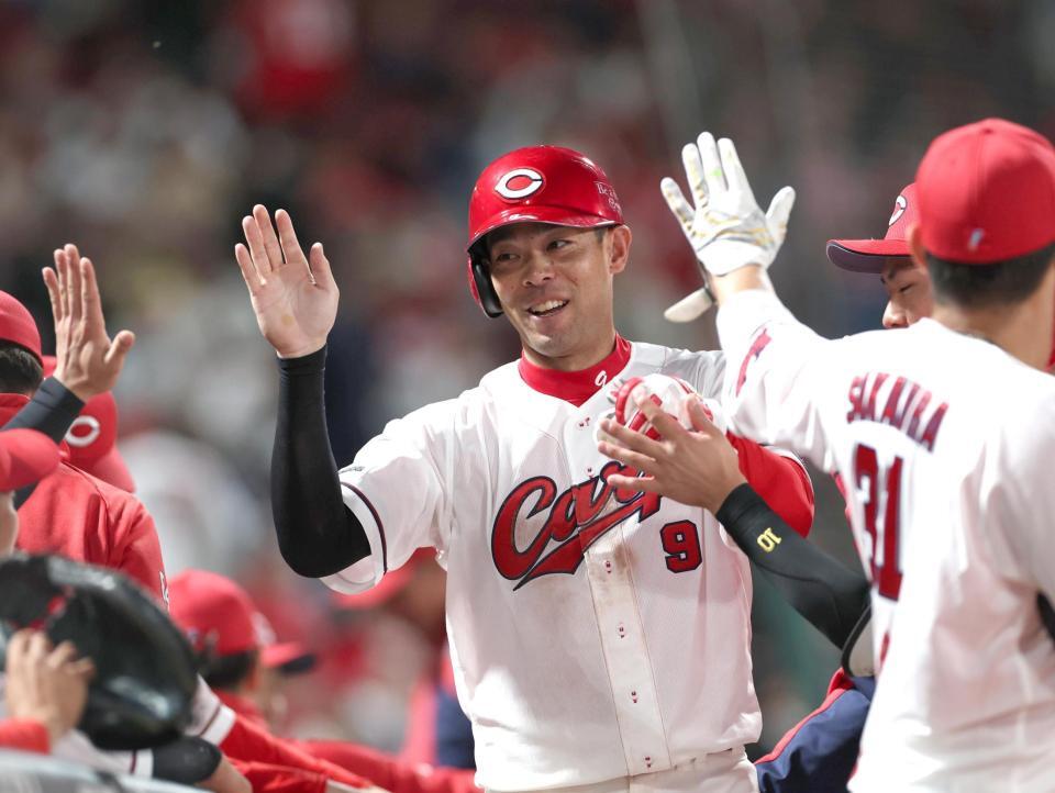 ４回、先制となる適時打を放ち、ナインとタッチを交わす秋山（中央）＝撮影・北村雅宏