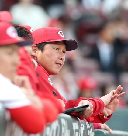 ２回の攻撃をベンチから見る新井監督（撮影・北村雅宏）