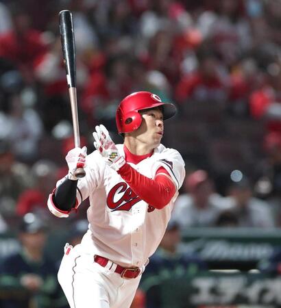 ４回、先制適時打を放つ秋山