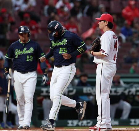 １回、オスナへの暴投の間に先制点を許した大瀬良（右）＝撮影・北村雅宏