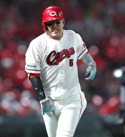 ３回、死球を受けて痛がる小園（撮影・北村雅宏）