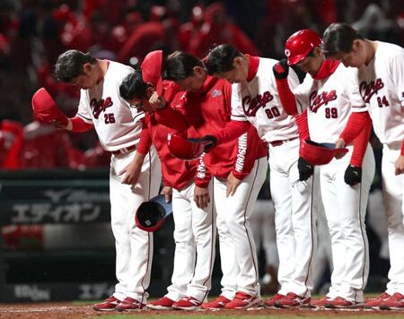 ヤクルトに敗れ、ファンに頭を下げる新井監督（左端）ら（撮影・北村雅宏）