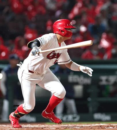 ７回、中前打を放つ平川（撮影・北村雅宏）