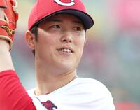 １回攻撃中、白い歯を見せながらキャッチボールする森下（撮影・北村雅宏）