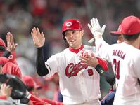 ４回、先制となる適時打を放ち、ナインとタッチを交わす秋山（中央）＝撮影・北村雅宏　