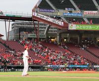 １回、今季初先発のマウンドに向かう大瀬良（撮影・北村雅宏）