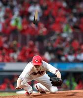 ２回、武岡の折れたバットをよける大瀬良（撮影・北村雅宏）