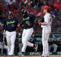 １回、オスナへの暴投の間に先制点を許した大瀬良（右）＝撮影・北村雅宏