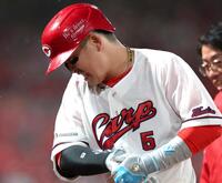 ３回、死球を受けて痛がる小園（撮影・北村雅宏）