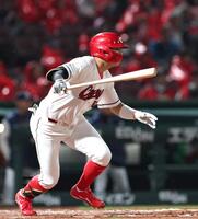 ７回、中前打を放つ平川（撮影・北村雅宏）