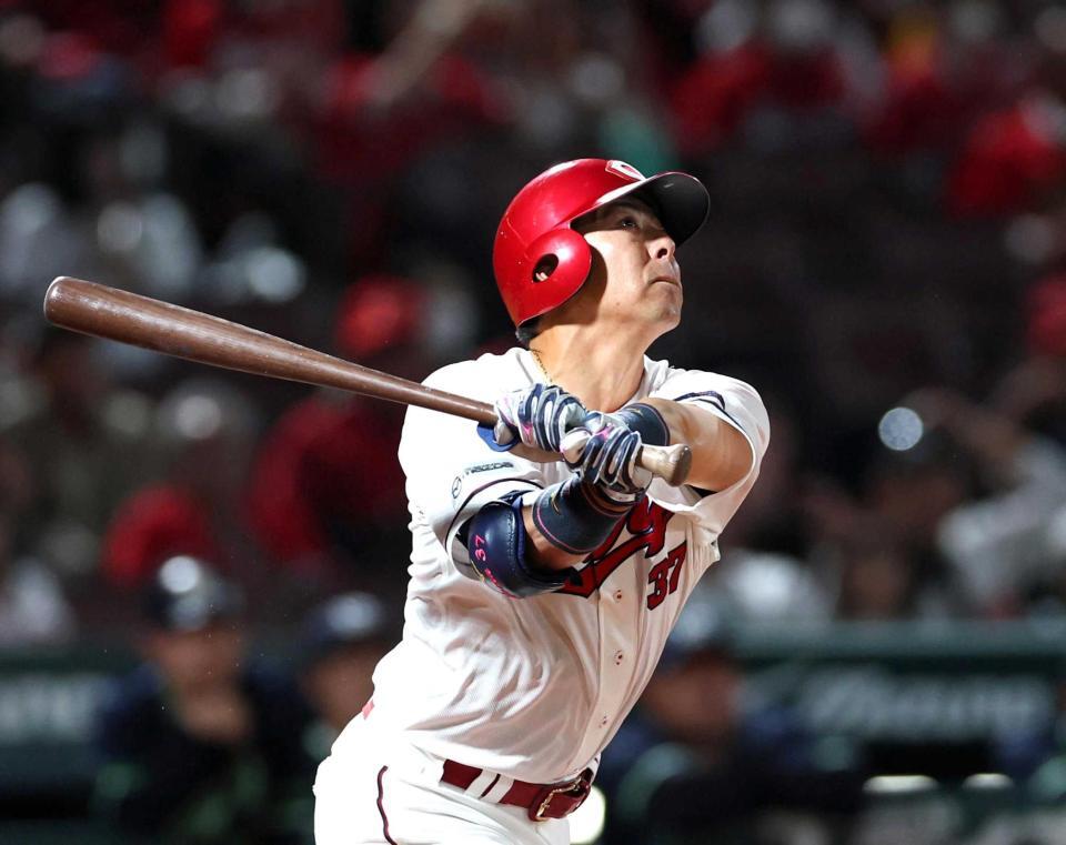 ４回、犠飛を放つ野間