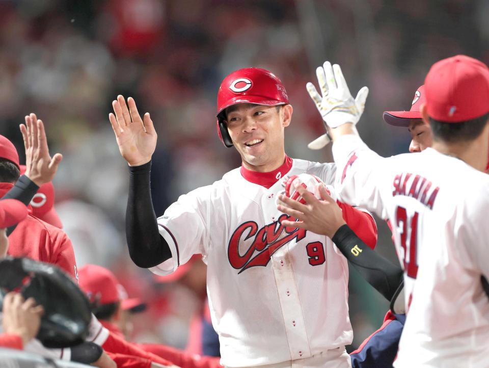 ４回、先制となる適時打を放ち、ナインとタッチを交わす秋山（中央）＝撮影・北村雅宏　