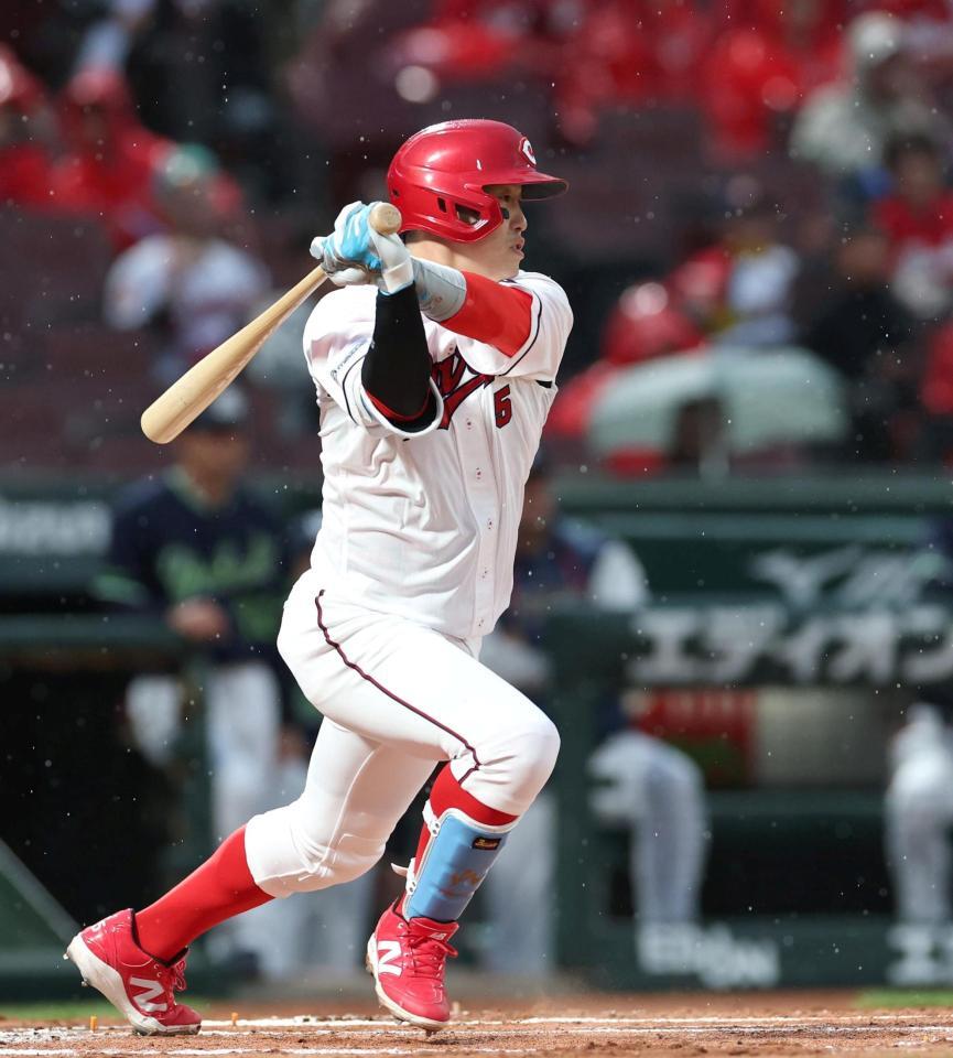 １回、中前打を放つ小園（撮影・北村雅宏）