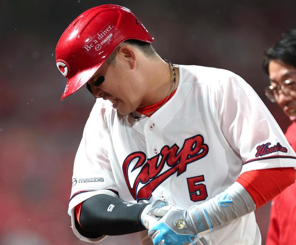 ３回、死球を受けて痛がる小園（撮影・北村雅宏）