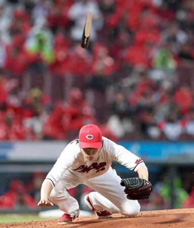 ２回、武岡の折れたバットをよける大瀬良（撮影・北村雅宏）