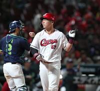 ６回、チャンスで空振り三振に倒れ、悔しそうな表情を見せる持丸（撮影・北村雅宏）