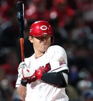 ４回、死球を受ける佐々木（撮影・北村雅宏）