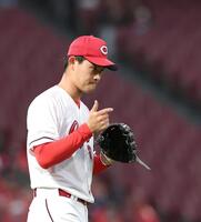 ２回、田中を二ゴロに打ち取った岡本（撮影・北村雅宏）