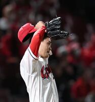 ５回、サンタナに先制となる２ランを浴びた岡本（撮影・北村雅宏）