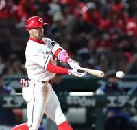 ５回、二塁打を放つ菊池（撮影・北村雅宏）