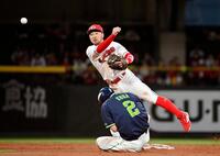 ３回、オスナの遊ゴロで二塁手菊池が古賀を二封。一塁へ送球し併殺とする