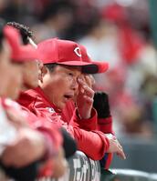 ７回の攻撃を見る新井監督（中央）＝撮影・北村雅宏